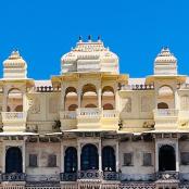 一座有两座塔楼的建筑