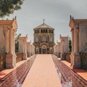 一座顶部有十字架的大楼