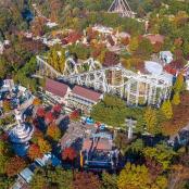 带有过山车的游乐园的俯视图