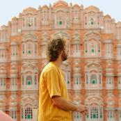 一名男子站在一栋大楼前