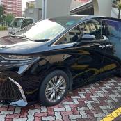 um pequeno carro preto estacionado em uma rua