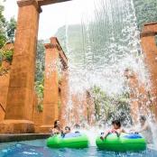 un grup de nens que cavalquen sobre tubs en una font