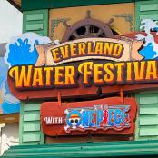 建筑物侧面的泼水节标志