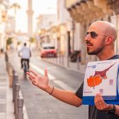 一名男子站在街上,举着牌子