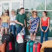 一群人站在行李旁边