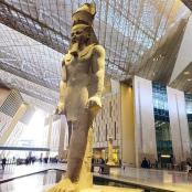 建筑物中戴帽子的男人雕像