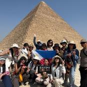 一群人在金字塔前摆姿势