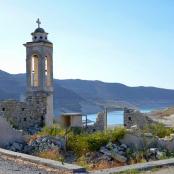 一座有塔楼的建筑,塔顶有十字架