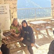 一群人坐在木凳上