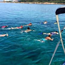 un grup de persones nedant a l'aigua en un vaixell