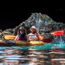 ein Mann und eine Frau in einem Kajak im Wasser