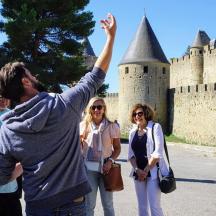 ein Mann mit seiner Hand in der Luft vor einem Schloss
