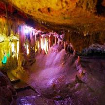 eine Höhle mit Eiszapfen, die von der Decke hängen
