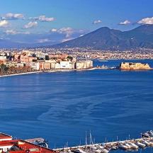 una vista di una città con barche in acqua