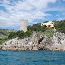 ein Haus auf einer felsigen Insel im Wasser