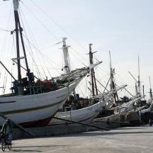un groupe de bateaux est amarré à un quai