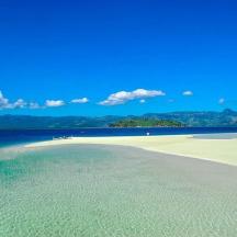 ein Strand mit Pavillon und Wasser