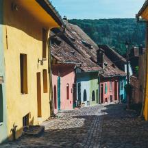 un carreró d'un nucli antic amb edificis de colors