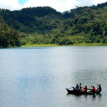 sekumpulan orang dalam bot di tasik