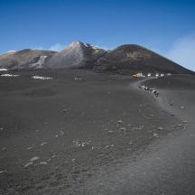 un gruppo di persone che camminano su una montagna