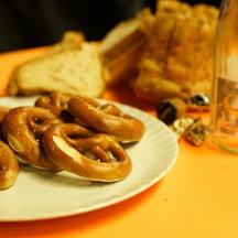 ein Teller mit Brezeln und Brot auf einem Tisch