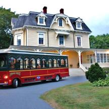 ein Trolleybus, der vor einem Haus geparkt ist
