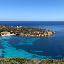 eine kleine Insel mitten im Ozean