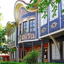 một tòa nhà được sơn màu xanh và trắng
