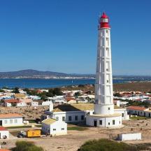 un faro in cima a una piccola città con case