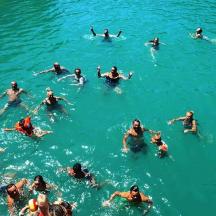 eine Gruppe von Menschen, die im Wasser schwimmen
