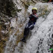 una persona amb casc en una cascada