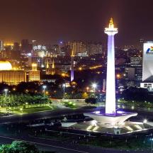 een groot monument in een stad 's nachts