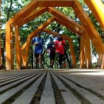 dues persones estan dretes sobre un pont de fusta