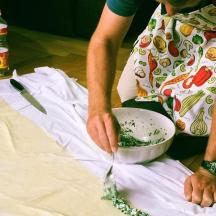 una dona amb davantal barrejant ingredients en un bol
