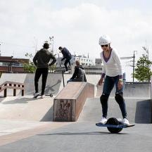 una dona anant amb monopatí en un parc de patinatge