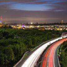 eine Autobahn mit Autos darauf in der Nacht