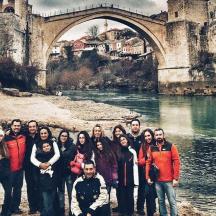 un grup de persones dempeus davant d'un pont