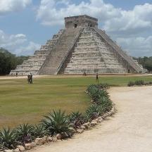 una piramide con persone in piedi di fronte ad essa
