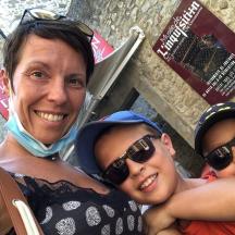eine Frau und zwei Kinder posieren für ein Foto