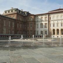 un grande edificio con fontane d'acqua di fronte