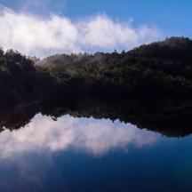 pantulan gunung dalam badan air