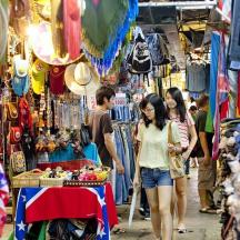 un grup de persones passejant per un mercat