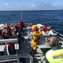un grup de persones en un vaixell a l'oceà