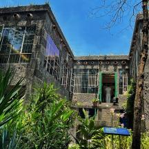 um antigo edifício de pedra com muitas janelas