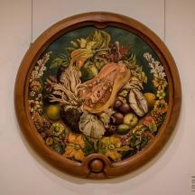 Una imagen de un tazón de verduras en una pared.