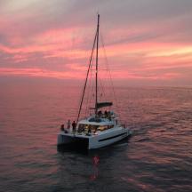 ein Boot mit einer Gruppe von Menschen darauf im Ozean