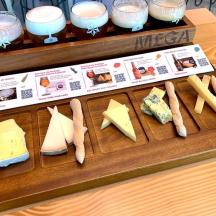 eine Ausstellung von Käse und anderen Lebensmitteln auf einem Tisch