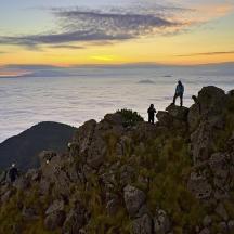 un gruppo di persone in piedi sulla cima di una montagna