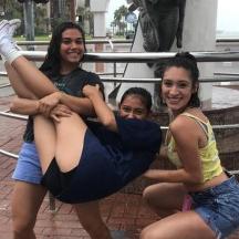 sekumpulan gadis bergambar