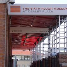 un cartello per il museo al sesto piano della piazza mortale